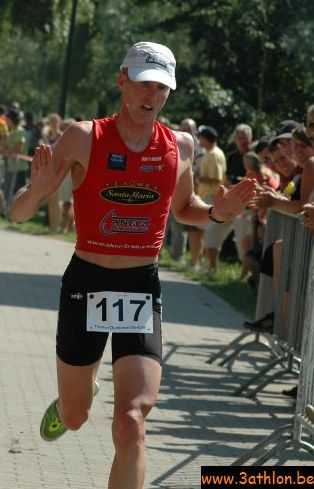 Wout Moreel wint 24e triathlon aan het Donkmeer