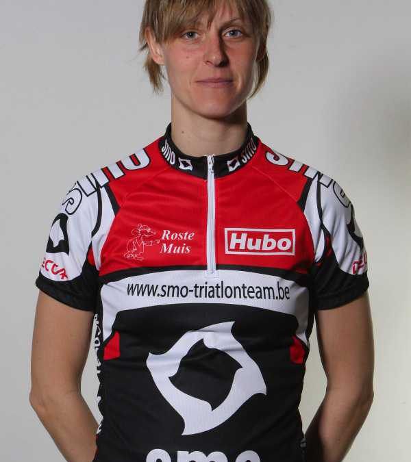 Melanie Matthys (SMO) pakt zegebloemen in Wevelgem.