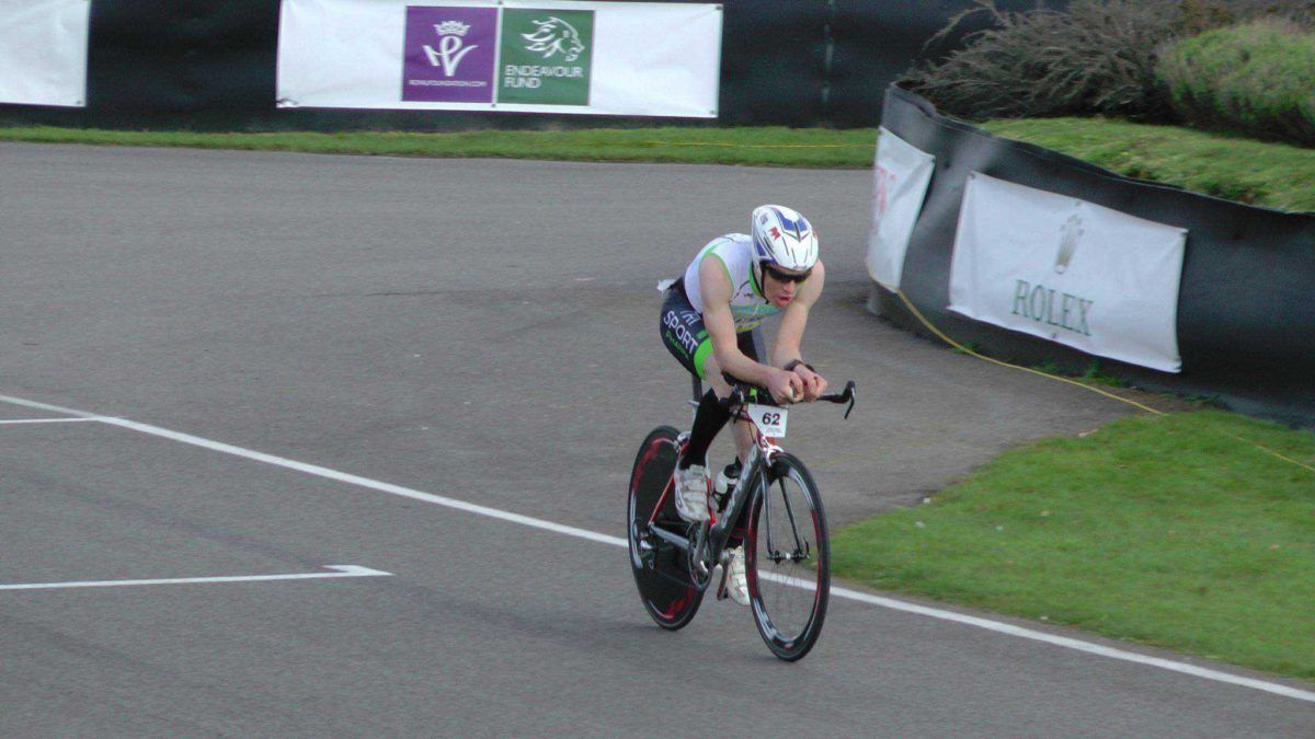Tom Vandenbussche verovert circuit van Goodwood
