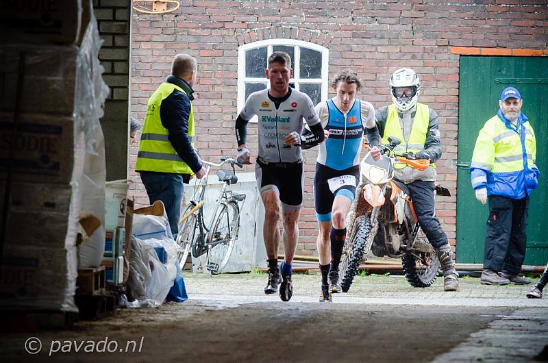 Geert Lauryssen loopt voor Alexander Picard de koestal binnen in Etten-Leur (foto: Paul Van Dongen/pavado.nl)