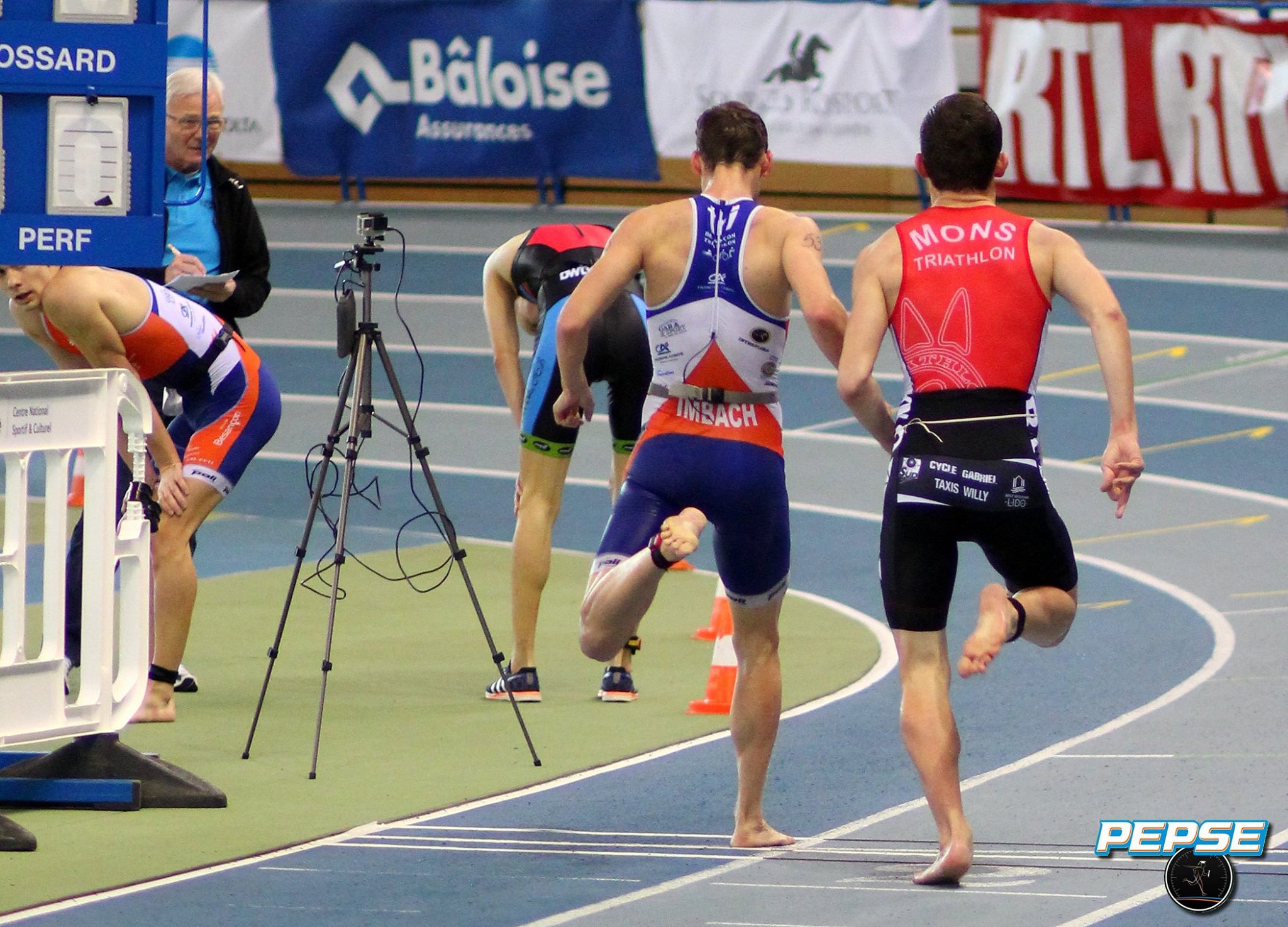 Hugo Counoy sprintend op blote voeten (foto: PEPSE/Benoit Veys)