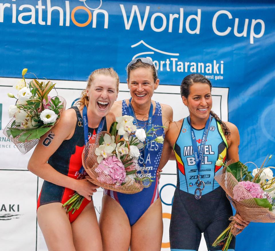 Claire op het podium in New Plymouth (foto: Tommy Zaferes)