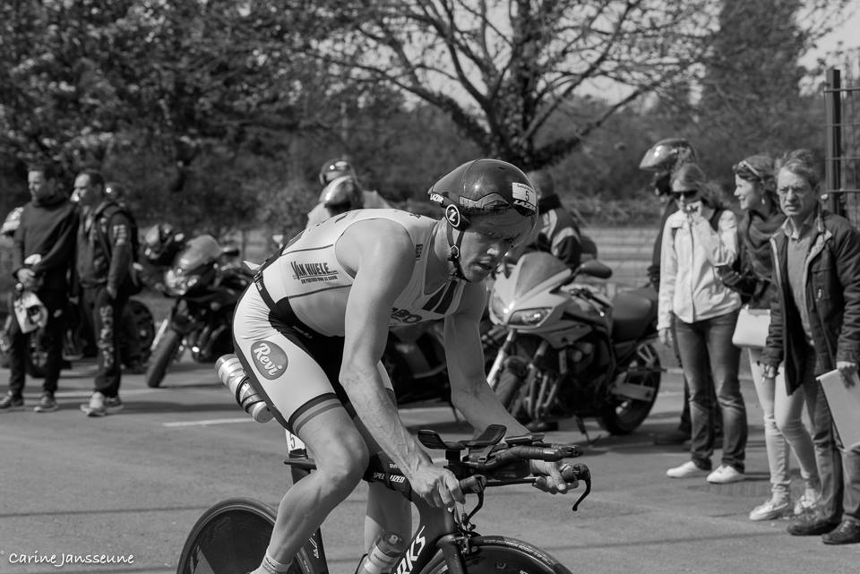 Hans Van den Buverie knalt weg op de fiets (foto: Carine Jansseune)