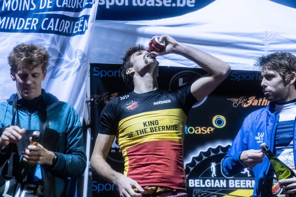 Antonio Hernaert dronk er nog eentje extra bij zijn overwinning in het BK Beermile in 2018 (foto: 3athlon.be/Gert-Jan D'haene)