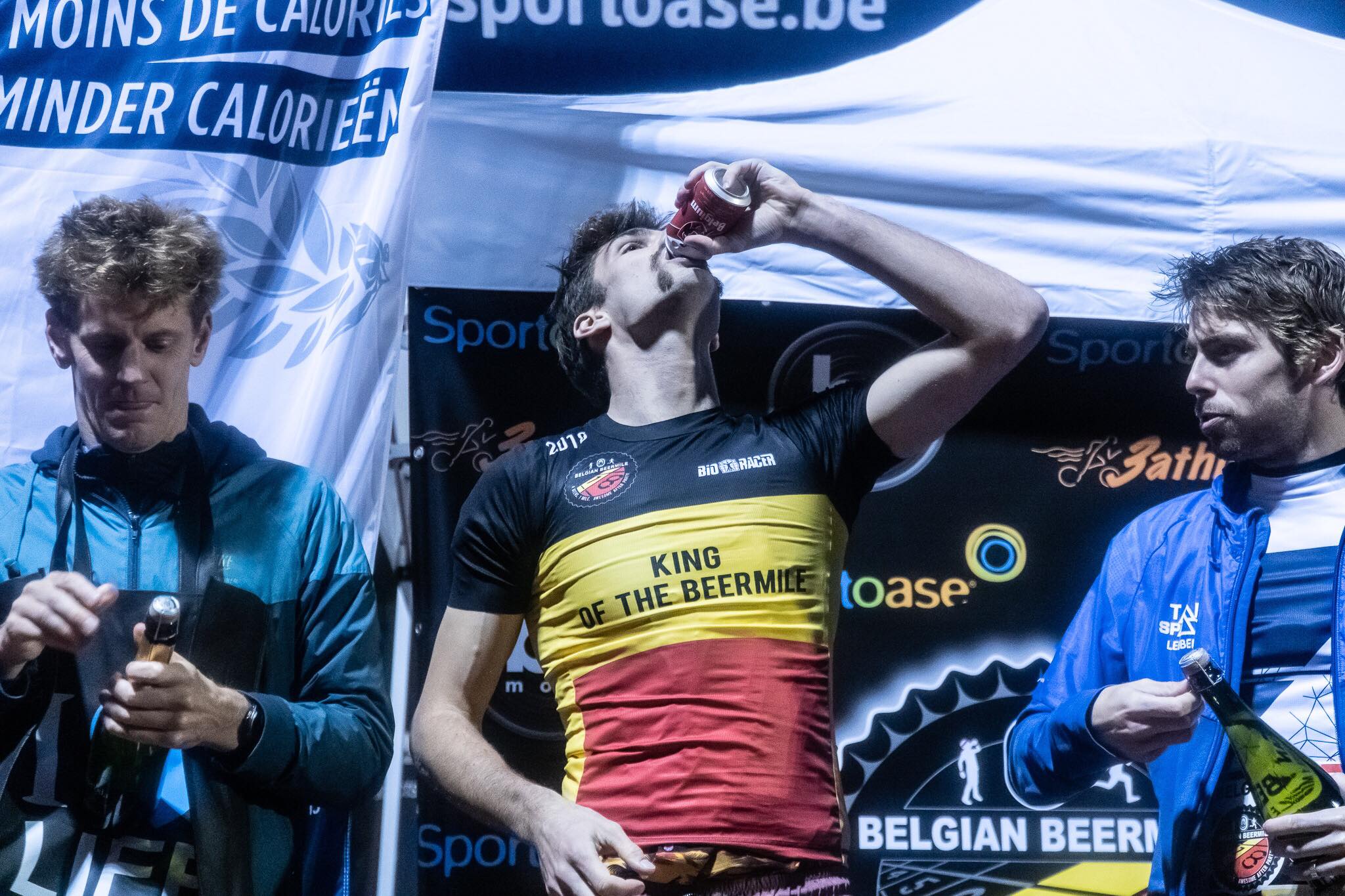 Antonio Hernaert drinkt er nog eentje op zijn overwinning (foto: 3athlon.be/Gert-Jan D'haene)