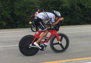 Antony Costes in de bidsprinkhaanhouding tijdens Ironman Texas. (Foto Morf Tech)