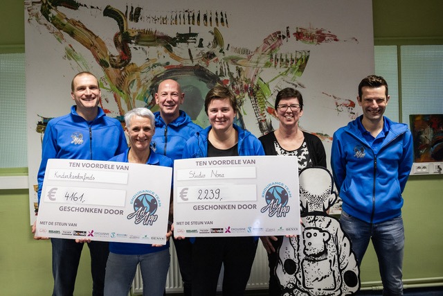 Triatlonteam AdApp schenkt cheque aan goede doelen