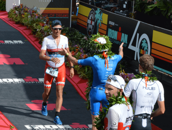 Javier Gomez wordt door Patrick Lange onthaald aan de finish in Hawaii 2018 (foto: 3athlon.be/Hans Cleemput)