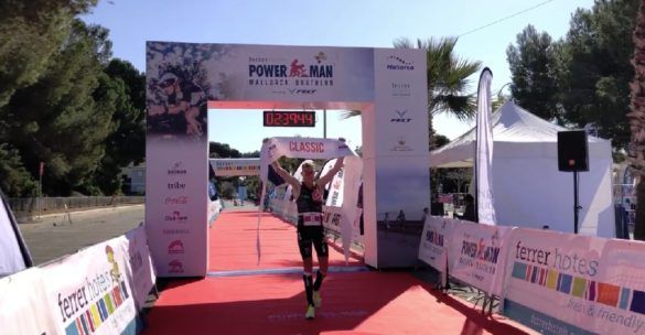 Diego Van Looy viert zijn overwinning aan de finish van de Powerman duatlon in Mallorca in 2019