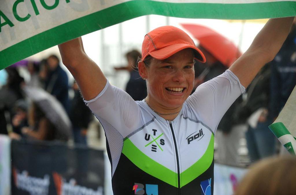 Alexandra Tondeur wint halve triatlon Torre Del Mar in de regen en de wind