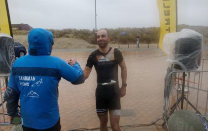 Duatleet Kristof Declerck won in 2021 de stormachtige Sandman Inferno cross duatlon in Westende