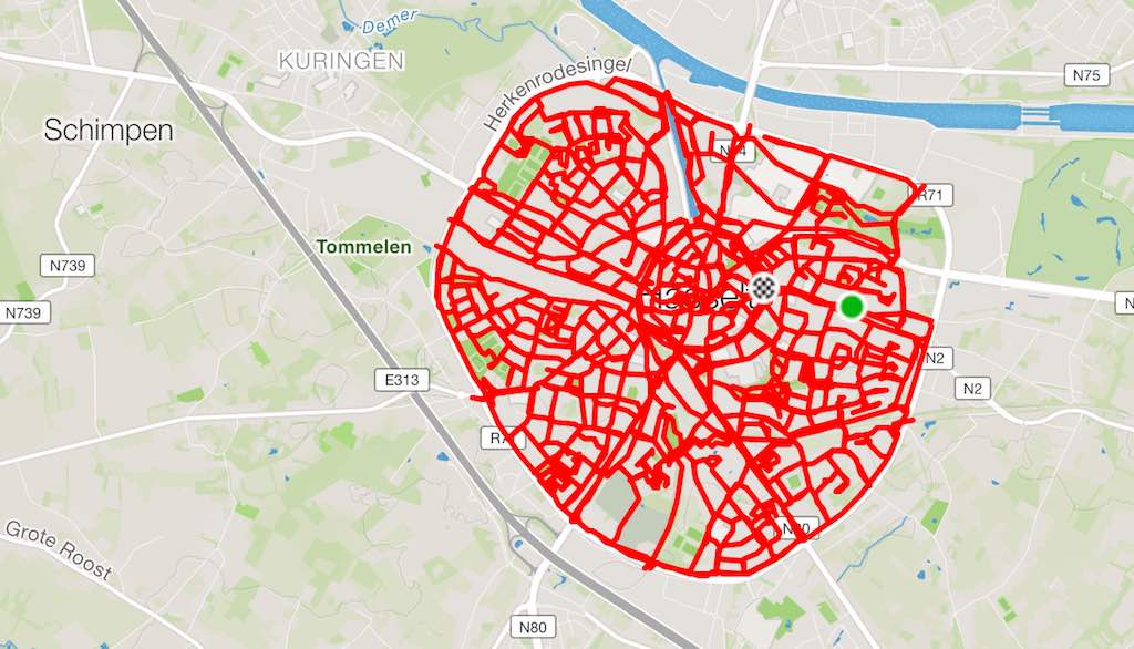 Triatleet fietst 160 km door alle straten van Hasselt voor een smurfentaart