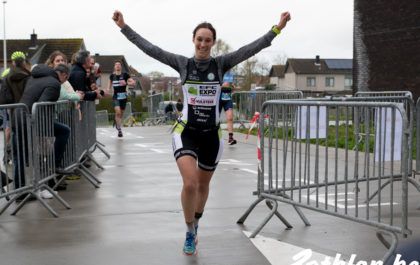 Jonie Vanhoutte strekt de armen bij haar zege in de triatlon van Diksmuide in 2020