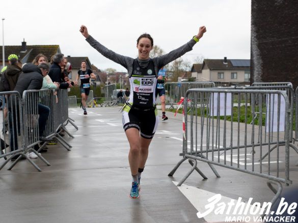 Jonie Vanhoutte strekt de armen bij haar zege in de triatlon van Diksmuide in 2020