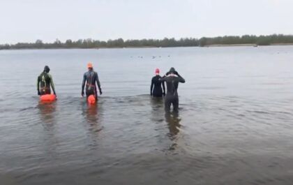 Triatleten testen de BTTLNS wetsuit in open water (foto: Triathlon24.be RR)