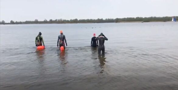 Triatleten testen de BTTLNS wetsuit in open water (foto: Triathlon24.be RR)