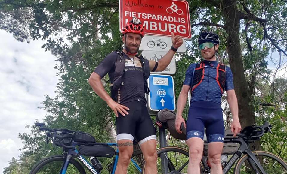 A Bloc triatleten fietsen heel Vlaanderen rond: vrouwen in 4 dagen, mannen in 31 uur