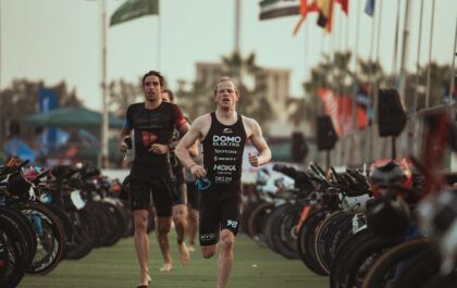 Triatleet Pieter Heemeryck loopt als eerste de wisselzone in van de 70.3 Ironman Dubai in 2021