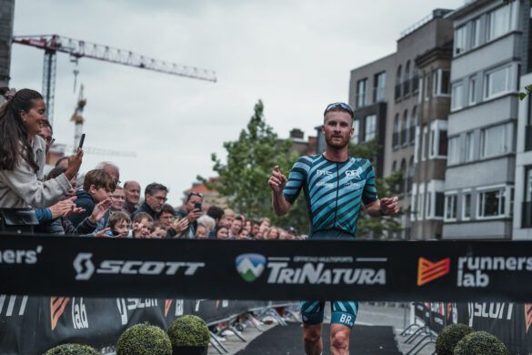 De Nederlandse triatleet Milan Brons won in 2021 de 111 triatlon van Deinze
