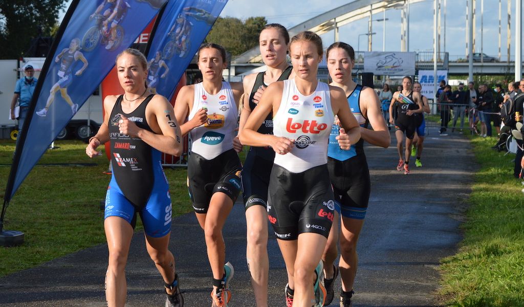 Kijk mee hoe Hanne De Vet de Eliminator triatlon in Viersel won in ruime video-samenvatting T3 Series vrouwen