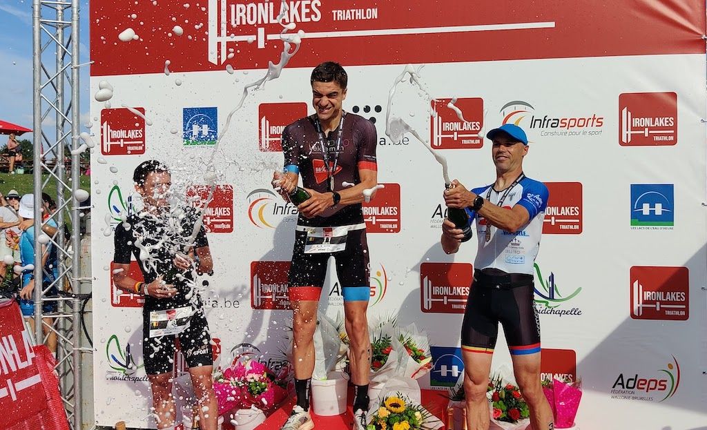Topdebuut op volledige triatlon voor Bram Van der Plas met winst Ironlakes in nieuw parcoursrecord