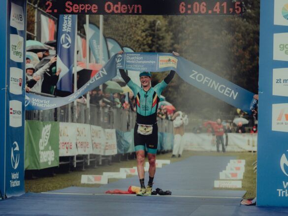 Seppe Odeyn voor de tweede keer wereldkampioen duatlon in Zofingen in 2021 (foto: Bobby Paesen)