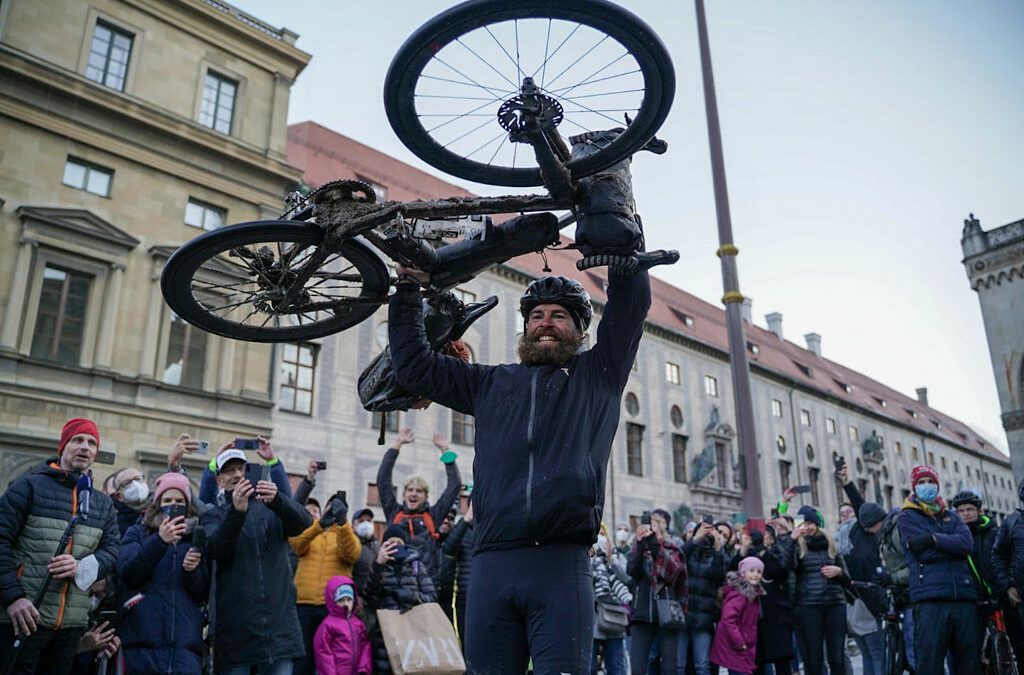 Duitse triatleet Jonas Deichmann finisht triatlon rond de wereld na 429 dagen