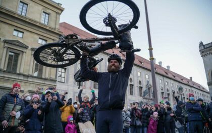 Jonas Deichmann finishte in 2021 zijn Triathlon Around The World (foto: Revir Film Dresden/Jonas Deichmann Instagram RR)