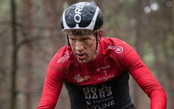 Wereldkampioen duatlon Seppe Odeyn, gesponsord door Go Dare, op de mountainbike in de Hel van Kasterlee