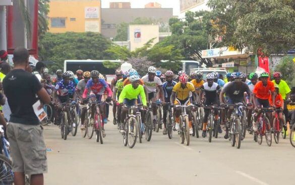 Een 40-tal atleten op de fiets tijdens de duatlon van Kigali in Rwanda in 2020