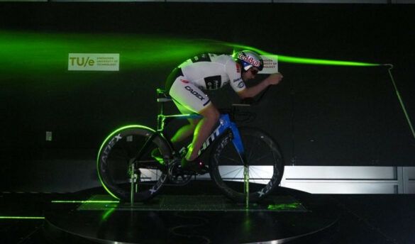 Kristian Blummenfelt zit erg naar voor op zijn Giant triatlonfiets tijdens de windtunneltest in Eindhoven