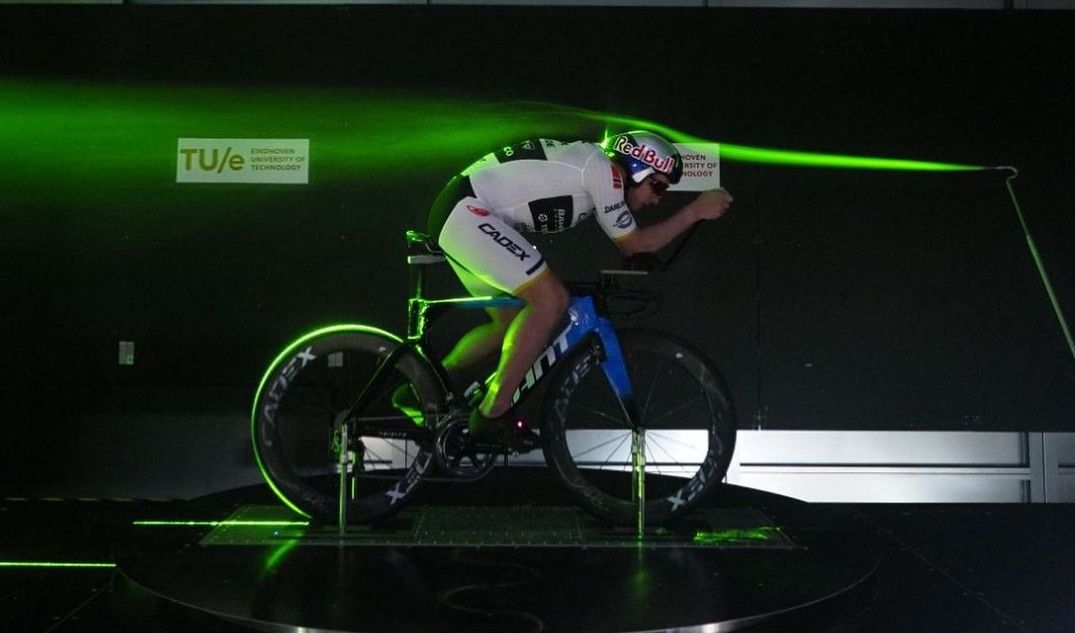 Olympisch kampioen triatlon test tijdritfiets in Eindhovense windtunnel, veel reacties op fiets-positie