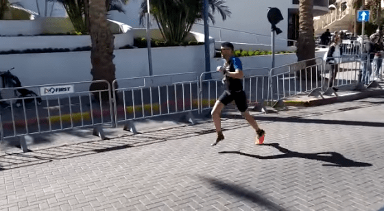 Israelische triatleet valt in laatste rechte lijn maar wint toch op 1 loopschoen halve Israman