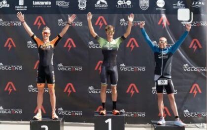 Triatleet Dieter Comhair (l) op het podium van de Volcano Triatlon in Lanzarote naast Gregory Barnaby en Per Van Vlerken