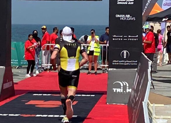 Triatleet en schepen van Sport in Merksplas wint M60 categorie in 70.3 Ironman Oman