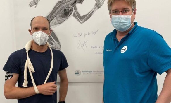Ex-wereldkampioen Ironman Patrick Lange met zijn arm in een mitella na een zware val tijdens zijn triatlonstage