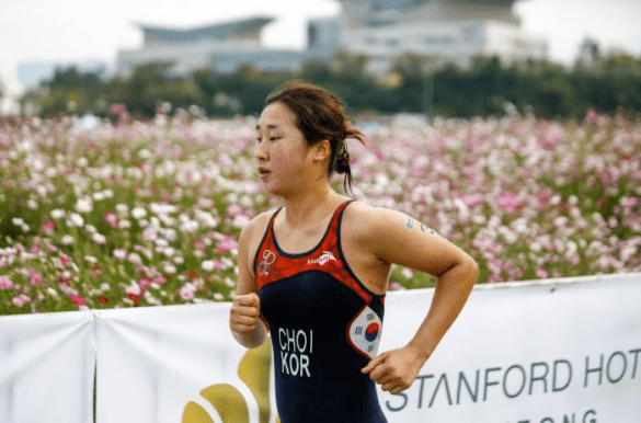 De Zuid-Koreaanse Choi Suk Hyeon aan het lopen in een triatlon. In 2020 pleegde ze zelfmoord (foto: World Triathlon RR)