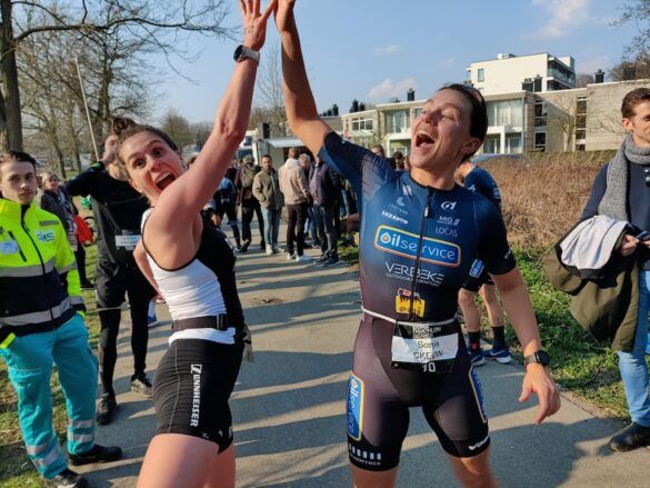 Kaat Van Eynde feliciteert de Kroatische triatlete Sonja Skevin met de overwinning in Bilzen (foto: 3athlon.be)