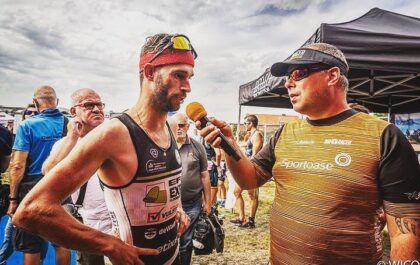 Triatleet Kasper Lagae aan de microfoon bij speaker Hans Cleemput van 3athlon.be