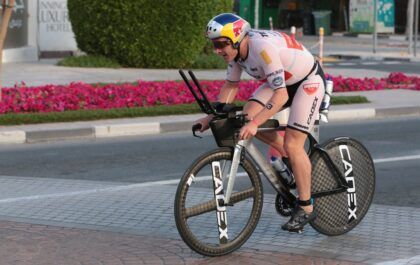 De Noorse triatleet Kristian Blummenfelt tijdens het fietsonderdeel van de 70.3 Ironman Dubai