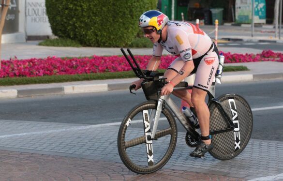 De Noorse triatleet Kristian Blummenfelt tijdens het fietsonderdeel van de 70.3 Ironman Dubai