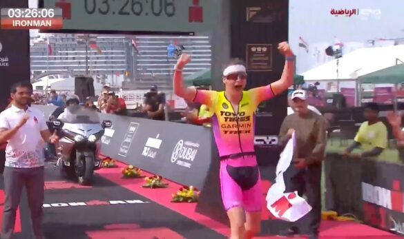 Triatleet Marten Van Riel schreeuwt het uit aan de finish in de 70.3 Ironman Dubai