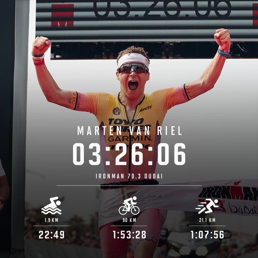 Triatleet Marten Van Riel met het nieuwe wereldrecord van 3u26'06 op de 70.3 Ironman