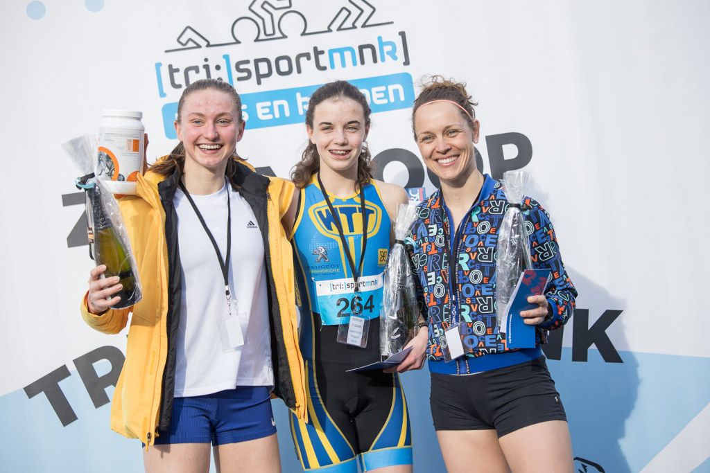 Podium bij de vrouwen op de Zwemloop van Maaseik met Femke Scheepers, Charlotte Penneman en Sarah Verjans (foto: Sven Klerkx RR)