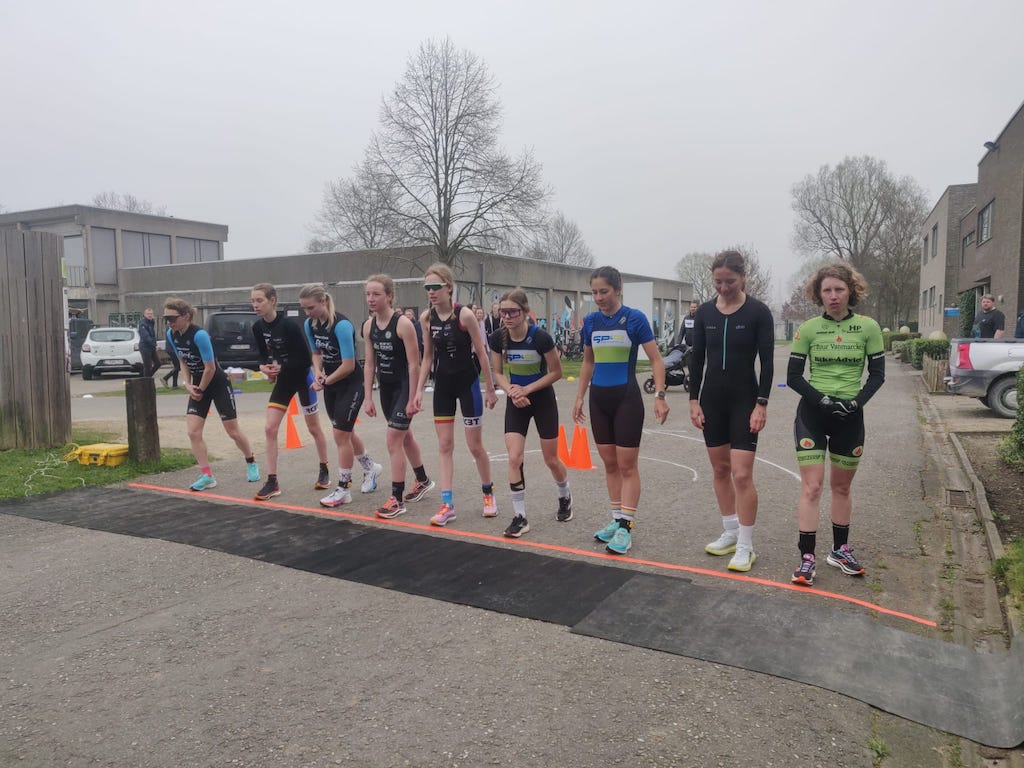 Start van de duatlon bij de vrouwen met uiterst links winnares Maurine Ricour (foto: Triatlon Vlaanderen RR)