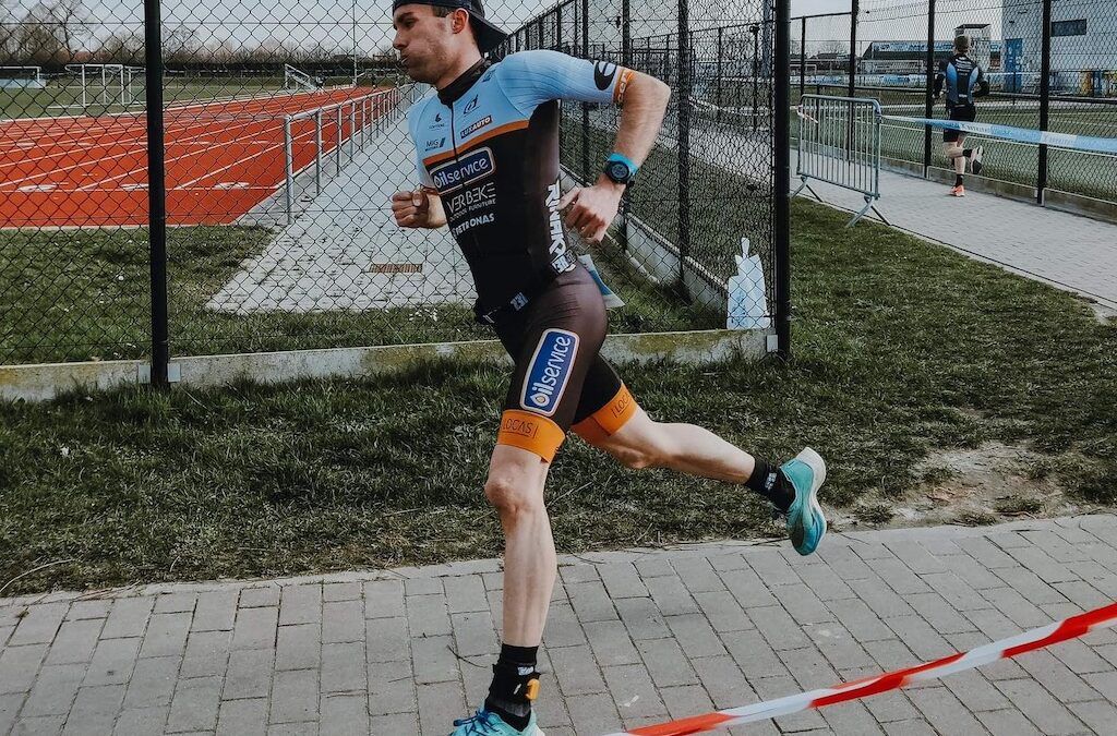 Winnaar van sprinttriatlon Diksmuide draagt zege op aan in storm verongelukte zoon van ploeggenoot