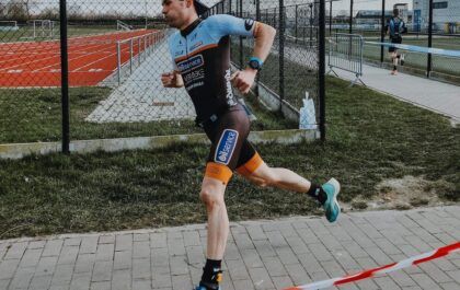 Triatleet Sven Vandenbroucke loopt naar de overwinning in de triatlon van Diksmuide