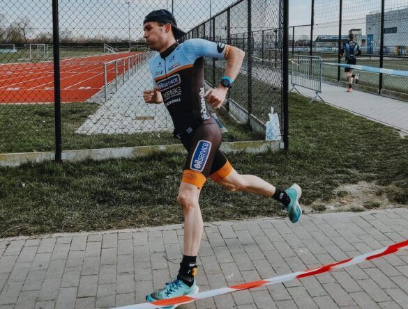 Triatleet Sven Vandenbroucke loopt naar de overwinning in de triatlon van Diksmuide