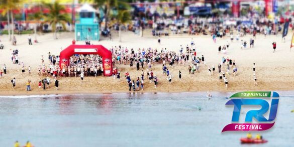 Triatleten verzamelen op het strand voor de start van het Townsville Triatlon Festival (foto: Townsville Tri Festival RR)