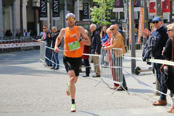 Angelo Vandecasteele loopt naar de 3de plaats in Antwerp Ten Miles (foto: Chris Hofkens RR)